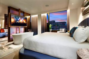 Posteľ alebo postele v izbe v ubytovaní Hard Rock Hotel Madrid