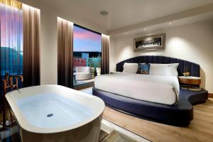 Posteľ alebo postele v izbe v ubytovaní Hard Rock Hotel Madrid