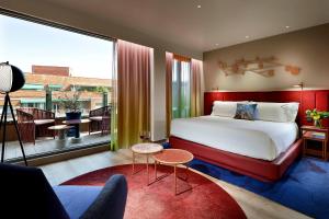 Habitación de hotel con cama y balcón en Hard Rock Hotel Madrid, en Madrid