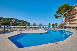 Bazén v ubytování Grupotel Playa Camp de Mar - Adults Only nebo v jeho okolí