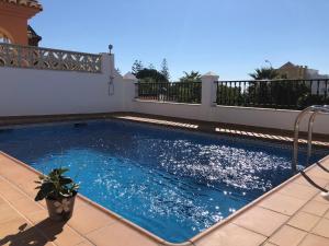 Bazén v ubytování Casa Rosi, vistas al mar, piscina privada y A/A nebo v jeho okolí