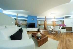 ヤスタルニャにあるNadmorski Parkのリビングルーム(白いソファ、テーブル付)