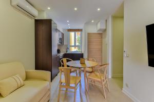 אזור ישיבה ב-CMG Cozy appartement Juan-Les-Pins / 200m Plage