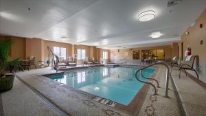 בריכת השחייה שנמצאת ב-Best Western Plus Tulsa Woodland Hills Hotel and Suites או באזור