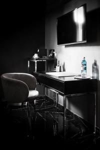 un bar con due sedie e un tavolo con una bottiglia d'acqua di Hotel Belmont Classic a Bonn