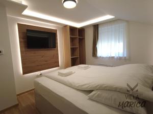 um quarto com uma cama grande e uma televisão de ecrã plano em Villa Marica Šipovo em Šipovo