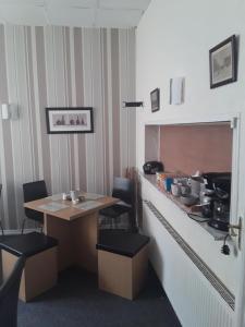 un ristorante con tavolo, sedie e bancone di Talbot House a Blackpool