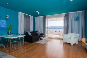 a blue living room with a table and a couch at Apartments Villa Azzurra Bol in Bol