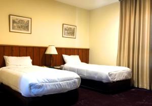 Regency Hotel Hebron客房内的一张或多张床位