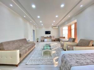 Comfort Hotel tesisinde bir oturma alanı