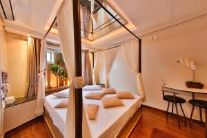 1 dormitorio con 1 cama con sábanas blancas y mesa en Motel Paradiso - Cruz Alta, en Cruz Alta