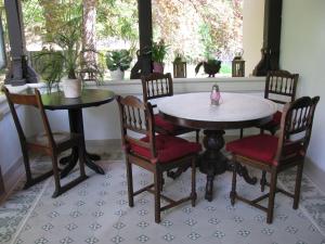 ヴェルニゲローデにあるHistorische Pension Villa Uhlenhorstのダイニングルーム(テーブル、椅子、窓付)