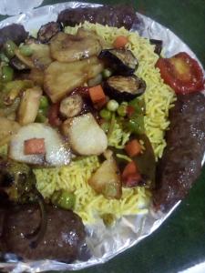 達哈布的住宿－Diamond Dahab House，饭,肉和蔬菜的盘子