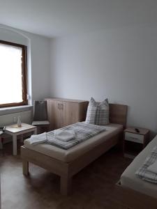 1 dormitorio con cama y ventana en Pension Kaiser en Haldensleben