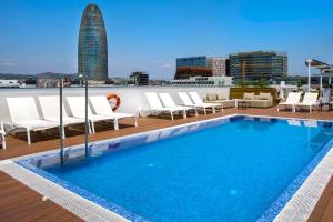 Bazén v ubytování Golden Hotel Barcelona nebo v jeho okolí