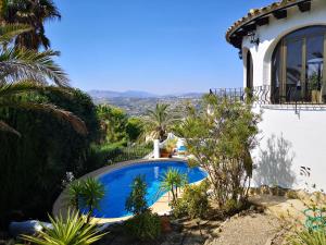 モライラにあるLa Madrugada - Luxury Moraira Villa With Sea Views and Private Heated Poolの家の前のスイミングプール