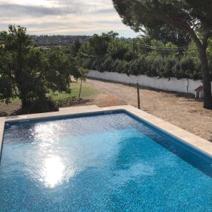 una gran piscina azul en un patio en Casa en Finca, Villa con Piscina Zarzuela, en Villaviciosa de Odón