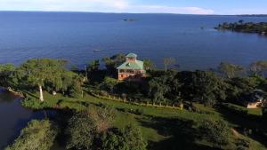 een luchtzicht op een huis op een eiland in het water bij Avocado Bay Private Retreat in Entebbe
