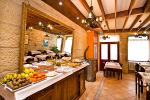 una grande stanza con tavolo con frutta e verdura di Hotel O Portelo Rural ad Allariz