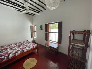 Schlafzimmer mit einem Bett und einem Fenster in der Unterkunft Zava House Stone town in Zanzibar City
