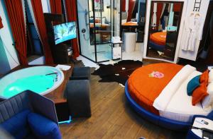 فندق Cephanelik Butik في طرابزون: غرفة نوم مع سرير وحوض استحمام ومغسلة