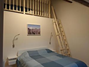 1 dormitorio con 1 cama y escalera de caracol en Les Récollets, en Huy