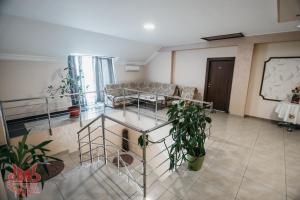 a living room with a couch and some plants at SOBE SVILAJNAC in Svilajnac