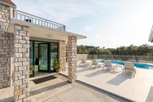 Bazén v ubytovaní Villa Barbara - Olive Paradise, with chlorine-free pool alebo v jeho blízkosti