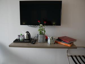 TV a/nebo společenská místnost v ubytování Gardenia Boutique Hotel