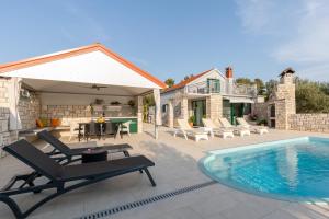 Bazén v ubytovaní Villa Barbara - Olive Paradise, with chlorine-free pool alebo v jeho blízkosti