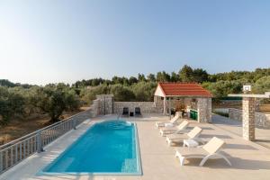 Bazén v ubytovaní Villa Barbara - Olive Paradise, with chlorine-free pool alebo v jeho blízkosti
