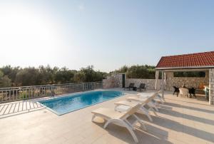 Bazén v ubytovaní Villa Barbara - Olive Paradise, with chlorine-free pool alebo v jeho blízkosti