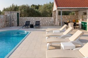 Bazén v ubytovaní Villa Barbara - Olive Paradise, with chlorine-free pool alebo v jeho blízkosti