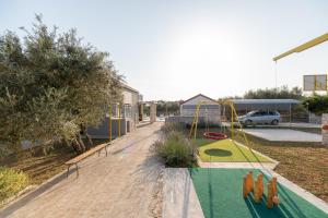 Bazén v ubytovaní Villa Barbara - Olive Paradise, with chlorine-free pool alebo v jeho blízkosti