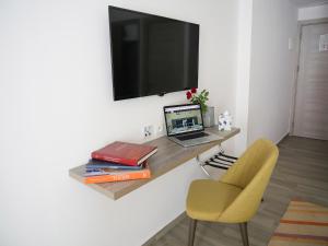 TV a/nebo společenská místnost v ubytování Gardenia Boutique Hotel