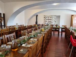 Un restaurante o sitio para comer en Penzion U Farmáře