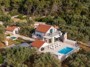 Bazén v ubytovaní Villa Barbara - Olive Paradise, with chlorine-free pool alebo v jeho blízkosti