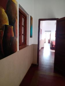 einen Flur mit einer Tür zum Wohnzimmer in der Unterkunft Casa del Arte in Salta