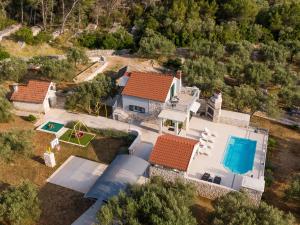 Bazén v ubytovaní Villa Barbara - Olive Paradise, with chlorine-free pool alebo v jeho blízkosti