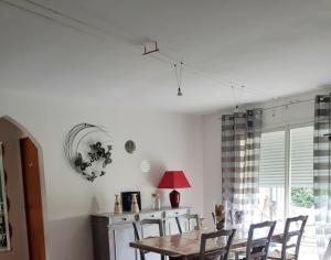 ein Esszimmer mit Tisch und Stühlen in der Unterkunft Villa accueillante à Colonzelle avec piscine privée in Colonzelle