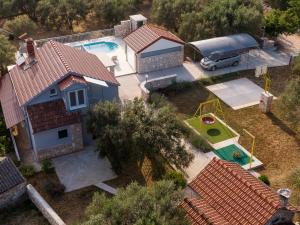 Bazén v ubytovaní Villa Barbara - Olive Paradise, with chlorine-free pool alebo v jeho blízkosti