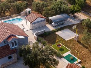 Bazén v ubytovaní Villa Barbara - Olive Paradise, with chlorine-free pool alebo v jeho blízkosti