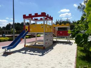 Area permainan anak di Sosnowy Dworek