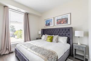 Postel nebo postele na pokoji v ubytování Luxury Rideau Apartments by GLOBALSTAY