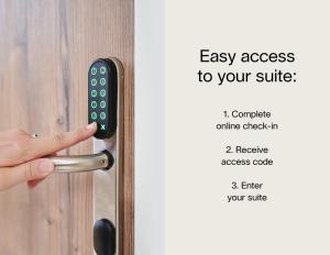 uma mão a destrancar uma porta com um controlo remoto em HOMEBOUND APARTMENTS Salzburg City I - contactless check-in em Salzburgo