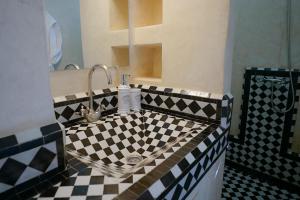 Postel nebo postele na pokoji v ubytování Riad Le Limoun and Spa