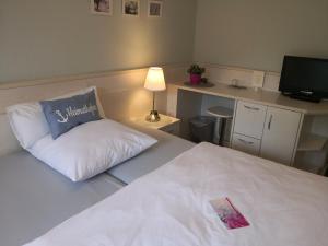 Postel nebo postele na pokoji v ubytování Hotel garni Haus am Meer