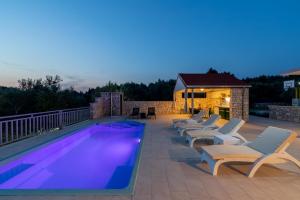 Bazén v ubytovaní Villa Barbara - Olive Paradise, with chlorine-free pool alebo v jeho blízkosti