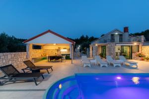 Bazén v ubytovaní Villa Barbara - Olive Paradise, with chlorine-free pool alebo v jeho blízkosti