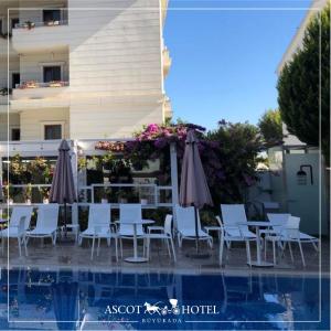 Bazén v ubytování Ascot Hotel Büyükada nebo v jeho okolí